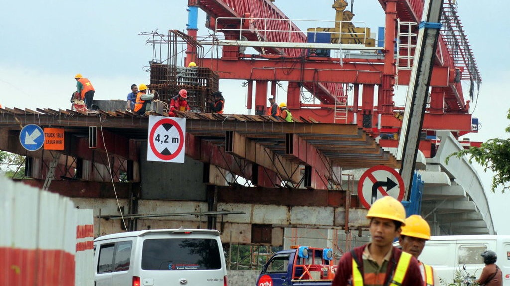 Sandiaga Persilakan Ratu Prabu Urus Perizinan LRT di Kemenhub Sandiaga Persilakan Ratu Prabu Urus Perizinan LRT di Kemenhub