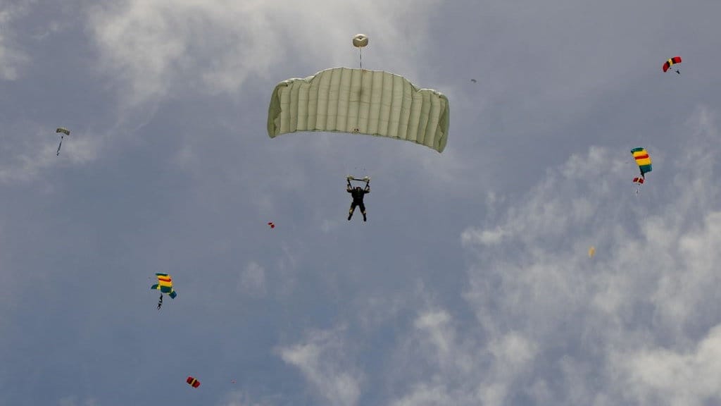 Atraksi Victory Jump Militer dan Bagaimana Itu Bisa Dilakukan? Atraksi Victory Jump Militer dan Bagaimana Itu Bisa Dilakukan?