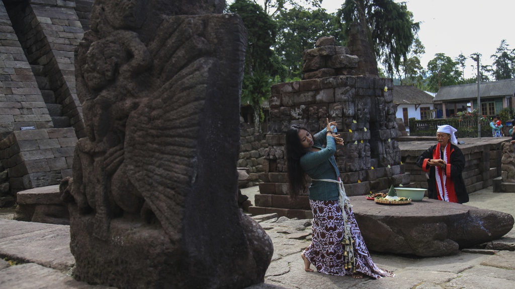 Sejarah Singkat Candi Sukuh, Relief, dan Fungsi Bangunan Sejarah Singkat Candi Sukuh, Relief, dan Fungsi Bangunan