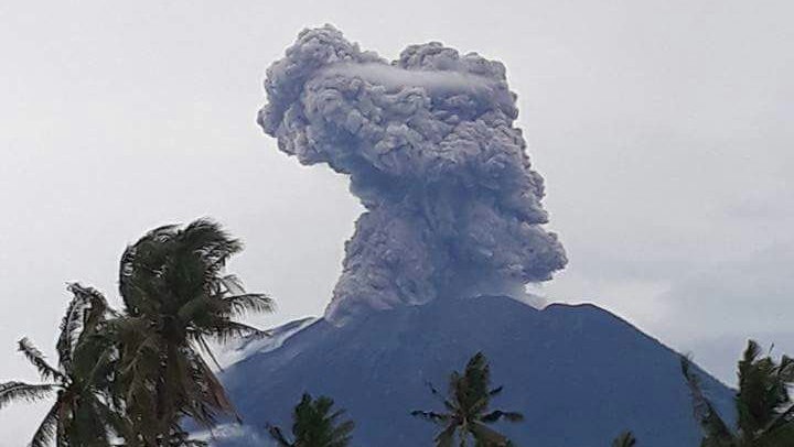 Gunung Agung Kembali Erupsi, 53.200 Jiwa Masih Mengungsi Gunung Agung Kembali Erupsi, 53.200 Jiwa Masih Mengungsi