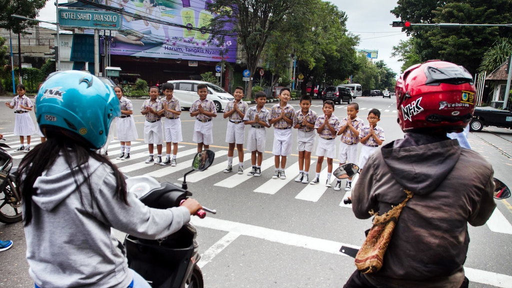 Contoh Perilaku yang Mendukung Tegaknya Nilai-Nilai Demokrasi Contoh Perilaku yang Mendukung Tegaknya Nilai-Nilai Demokrasi