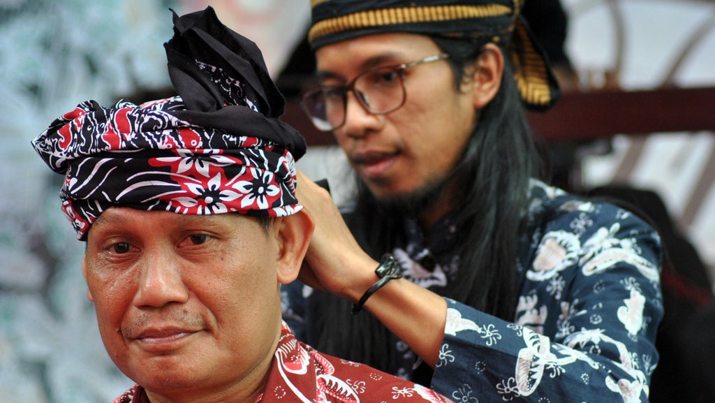 Mengenal Kegunaan & Variasi Totopong Ikat Kepala Khas Sunda Mengenal Kegunaan & Variasi Totopong Ikat Kepala Khas Sunda
