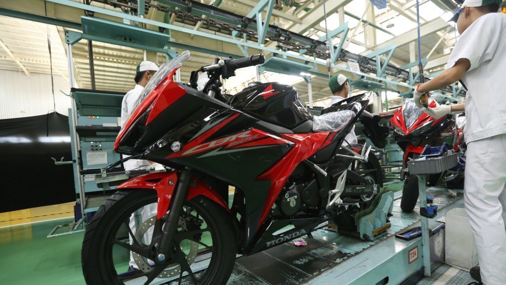 Harga dan Spesifikasi New Honda CBR150R Matte Black-Victory Harga dan Spesifikasi New Honda CBR150R Matte Black-Victory