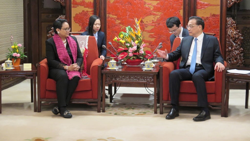 Jokowi Sambut PM Cina di Istana Bogor dengan Meriam Jokowi Sambut PM Cina di Istana Bogor dengan Meriam