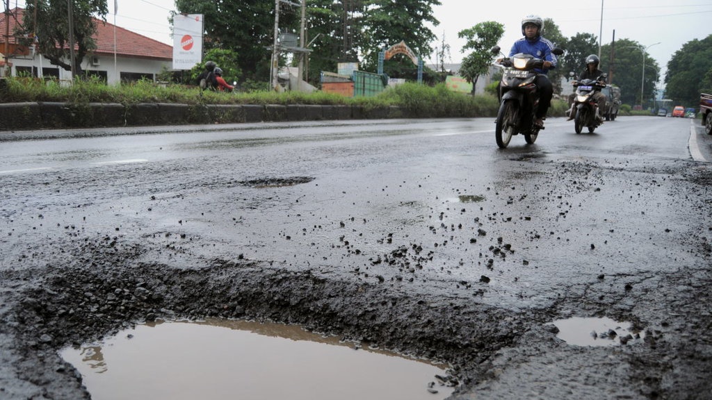 Warga Bisa Menuntut Jika Kecelakaan Akibat Jalan Rusak Warga Bisa Menuntut Jika Kecelakaan Akibat Jalan Rusak