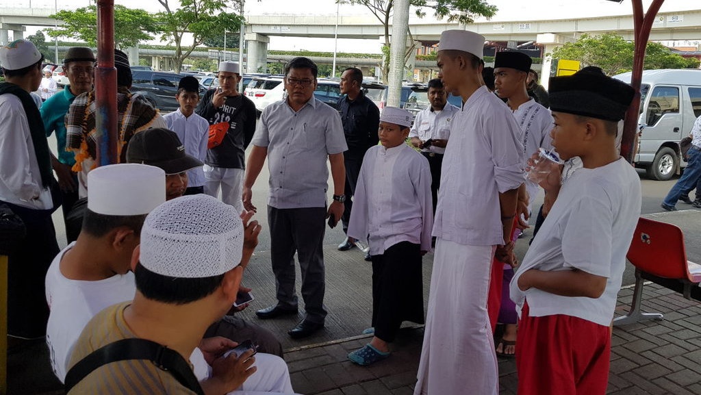 Rizieq Batal Pulang, Massa Penjemput Bubar dari Bandara Rizieq Batal Pulang, Massa Penjemput Bubar dari Bandara