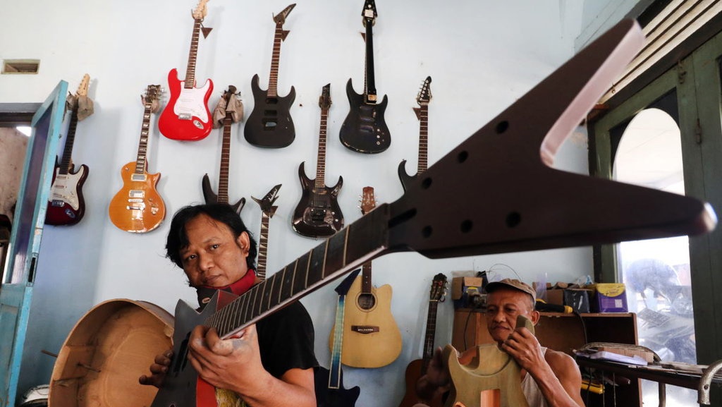 Elektrofon: Alat Musik yang Sumber Bunyinya Menggunakan Listrik Elektrofon: Alat Musik yang Sumber Bunyinya Menggunakan Listrik