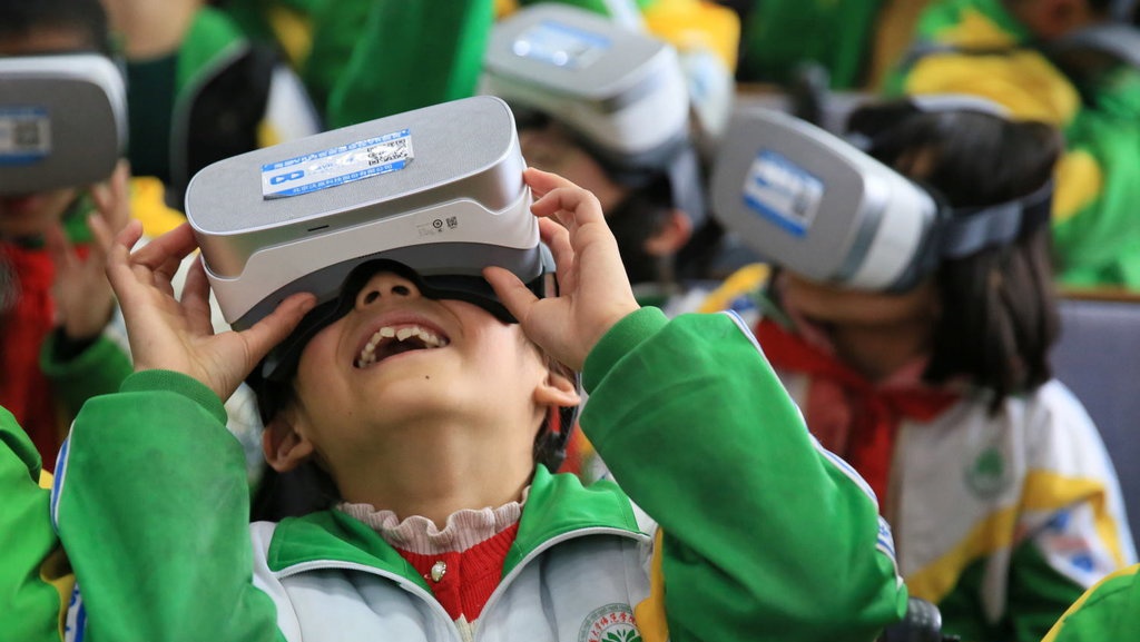 Perbedaan Teknologi Virtual Reality dengan Augmented Reality Perbedaan Teknologi Virtual Reality dengan Augmented Reality