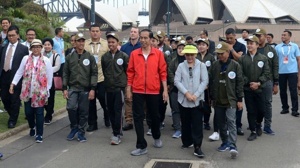 Jokowi Jalan Kaki dan Diskusi dengan Duta Toleransi di Sydney Jokowi Jalan Kaki dan Diskusi dengan Duta Toleransi di Sydney