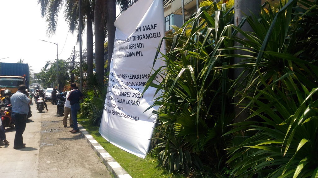 Spanduk Penutupan Hotel Alexis Mulai Dipajang Pagi Ini Spanduk Penutupan Hotel Alexis Mulai Dipajang Pagi Ini