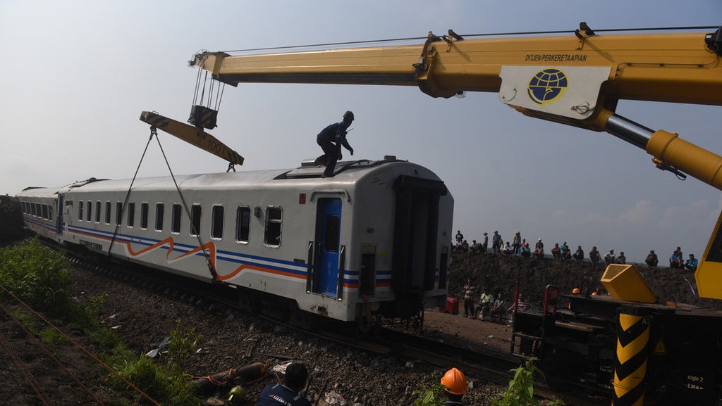 Jalur Kereta Ngawi Mulai Pulih Usai Kecelakaan KA Sancaka Jalur Kereta Ngawi Mulai Pulih Usai Kecelakaan KA Sancaka
