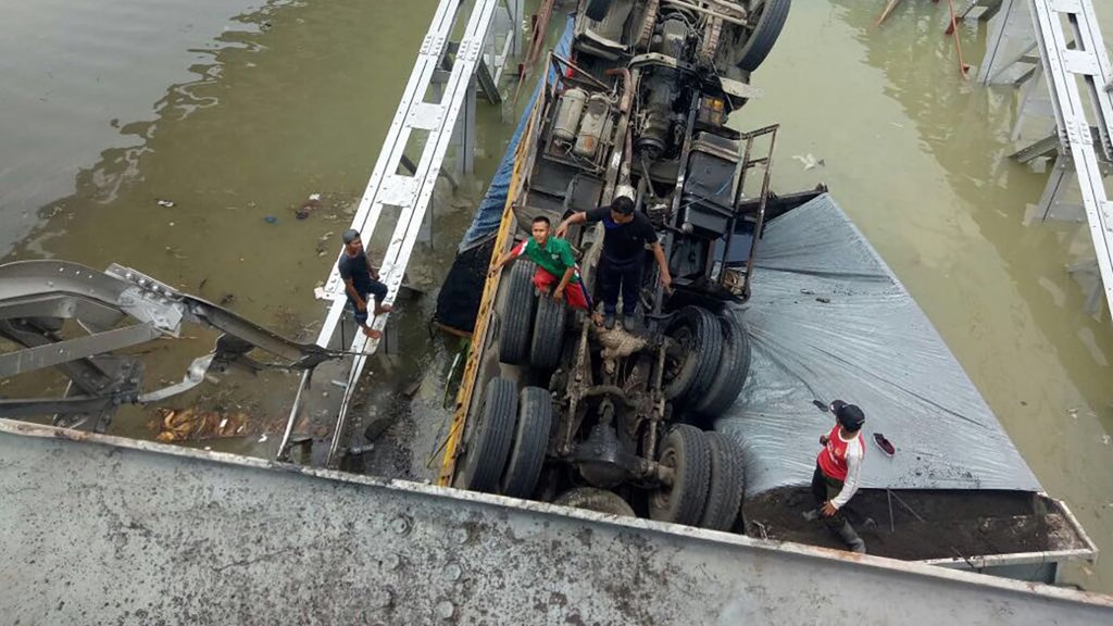 Jembatan Babat-Widang Ambruk, Polisi: Tak Ada Jalur Alternatif Lain Jembatan Babat-Widang Ambruk, Polisi: Tak Ada Jalur Alternatif Lain