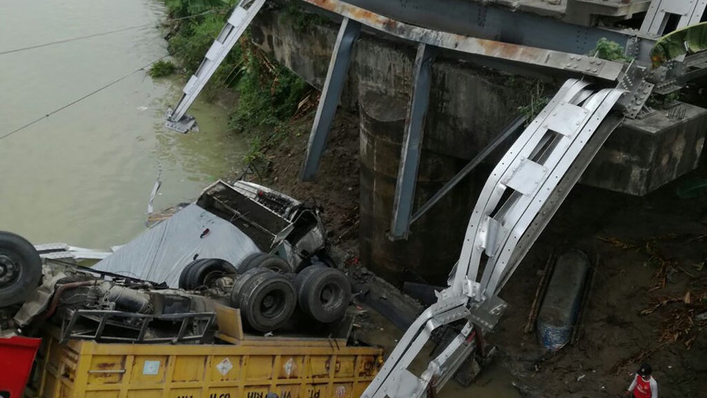 Jembatan Babat-Widang Ambruk: Dua Orang Pengemudi Truk Tewas Jembatan Babat-Widang Ambruk: Dua Orang Pengemudi Truk Tewas