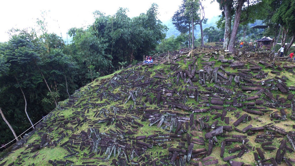 Gunung Padang Bukanlah Piramida Gunung Padang Bukanlah Piramida