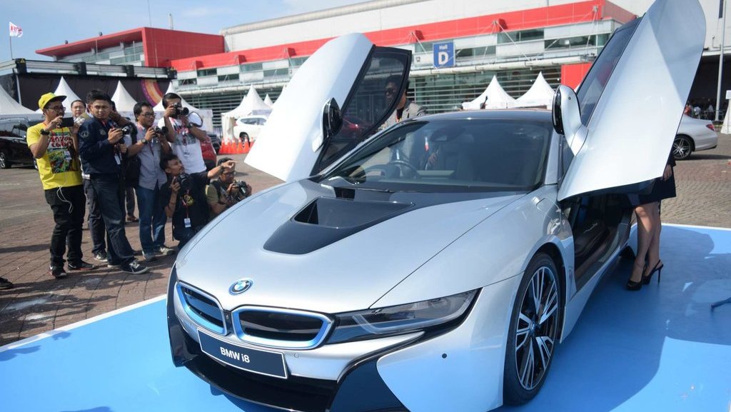 Sensasi Jadi Raja Jalanan dengan Supercar BMW i8 Sensasi Jadi Raja Jalanan dengan Supercar BMW i8
