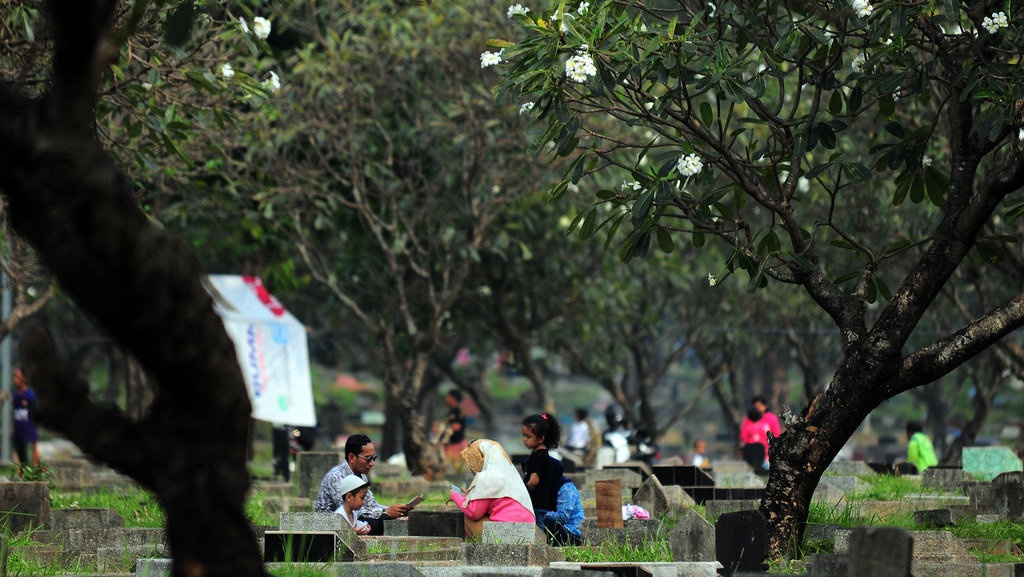 Tradisi Nyekar Jelang Ramadan 2018 Tradisi Nyekar Jelang Ramadan 2018