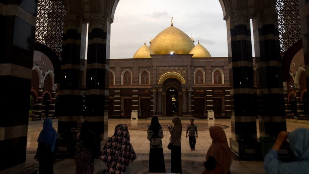 Sejarah Masjid Kubah Emas & Wafatnya Sang Pendiri, Dian Al Mahri Sejarah Masjid Kubah Emas & Wafatnya Sang Pendiri, Dian Al Mahri