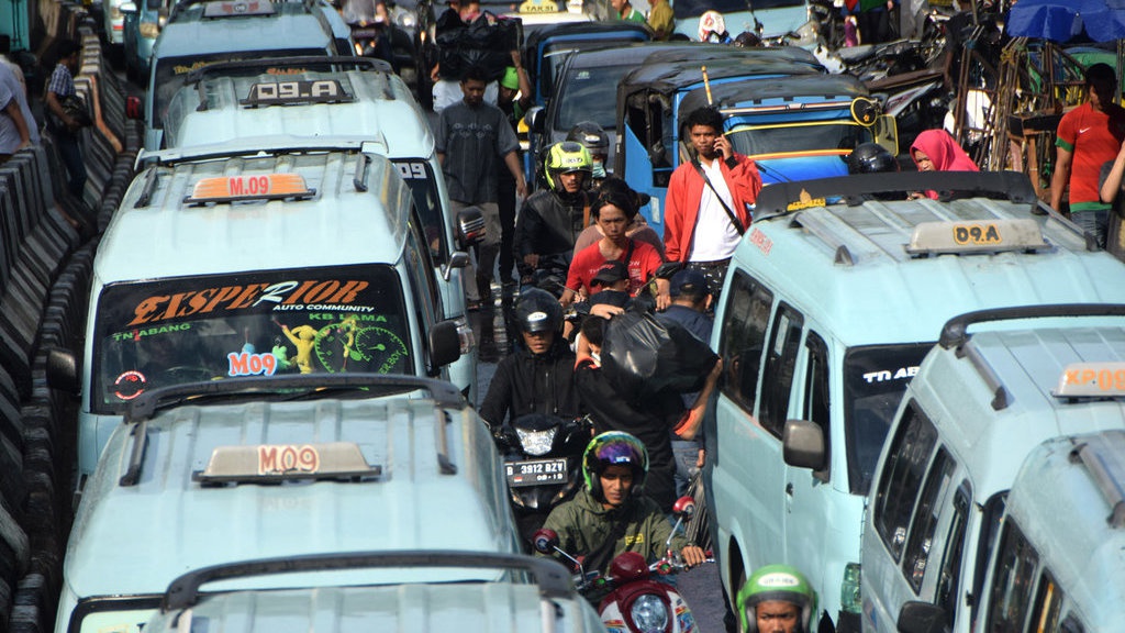 Cerita Sopir Angkot yang Kerap Dimintai Cerita Sopir Angkot yang Kerap Dimintai