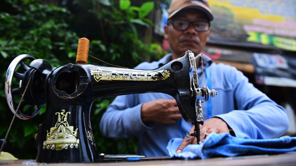 Penjahit Keliling Mulai Ramai Pesanan Penjahit Keliling Mulai Ramai Pesanan