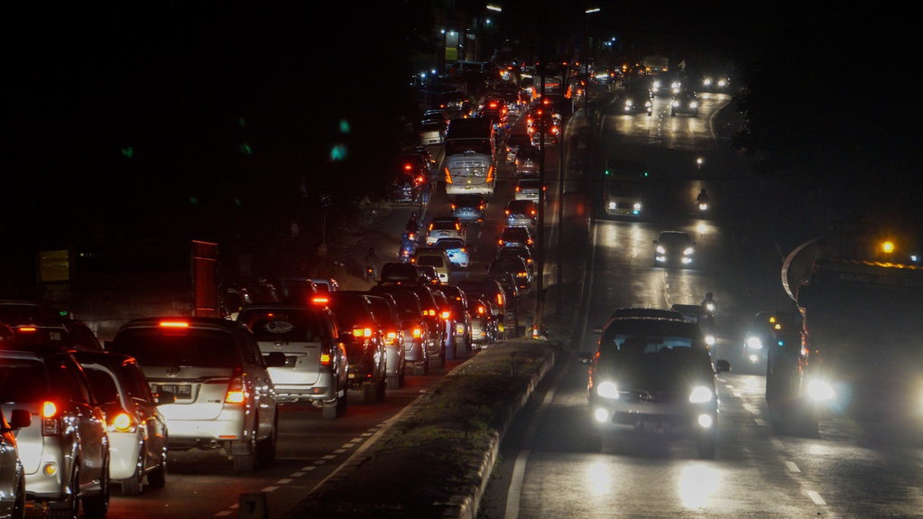 Tiga Minggu ke 10 Jam: Jalur Trans Jawa dari Masa ke Masa Tiga Minggu ke 10 Jam: Jalur Trans Jawa dari Masa ke Masa