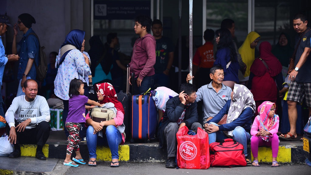 Arus Balik: Kedatangan Pemudik di Stasiun Senen Tinggi Sampai Jumat Arus Balik: Kedatangan Pemudik di Stasiun Senen Tinggi Sampai Jumat
