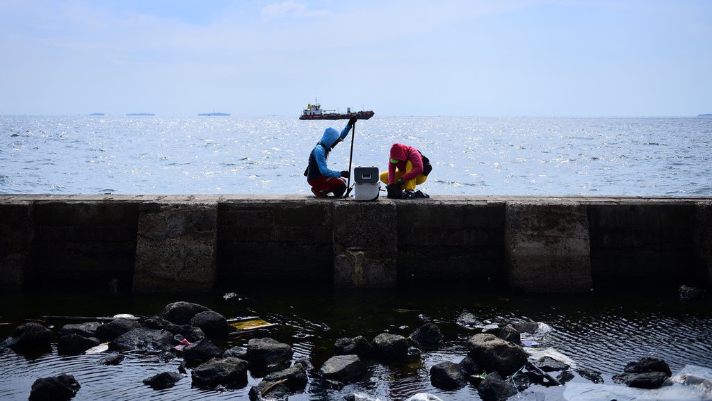 Memancing di Tanggul Laut Muara Baru Memancing di Tanggul Laut Muara Baru