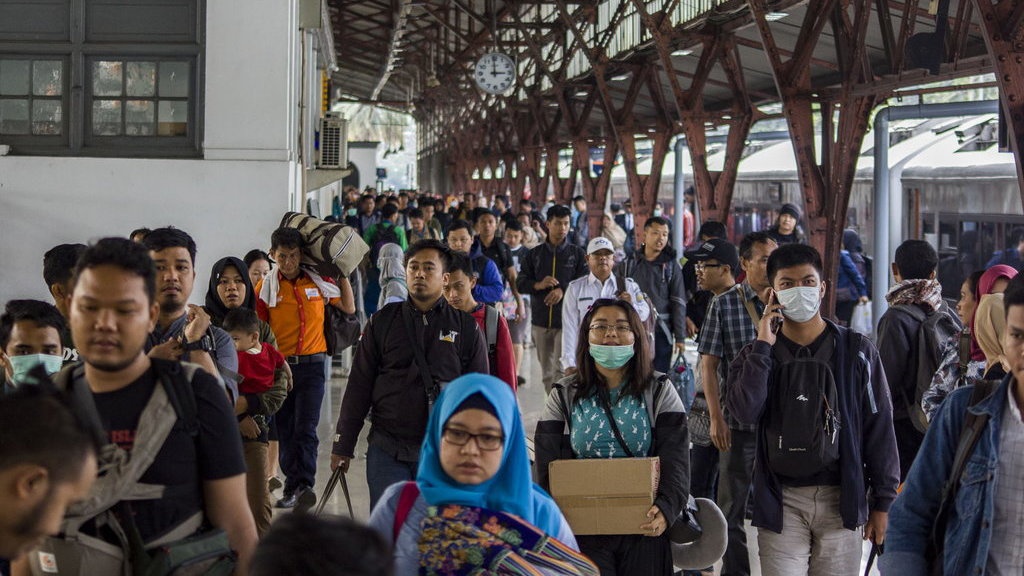 Tawuran Suporter Sepakbola Sempat Ganggu Perjalanan Kereta Tawuran Suporter Sepakbola Sempat Ganggu Perjalanan Kereta