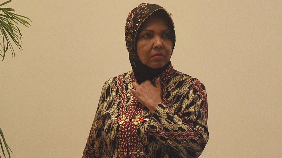 Diperiksa 5 Jam Lebih, Nurhayati Ali Assegaf Langsung Masuk Mobil Diperiksa 5 Jam Lebih, Nurhayati Ali Assegaf Langsung Masuk Mobil