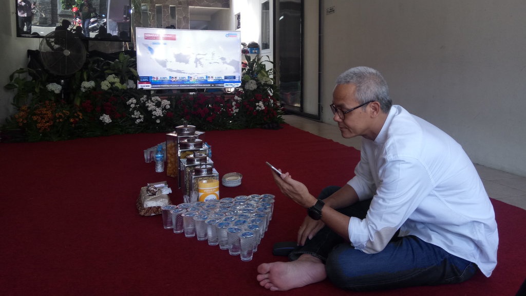 Pilgub Jateng: Ganjar-Yasin Deklarasi Kemenangan di Kantor DPD PDIP Pilgub Jateng: Ganjar-Yasin Deklarasi Kemenangan di Kantor DPD PDIP