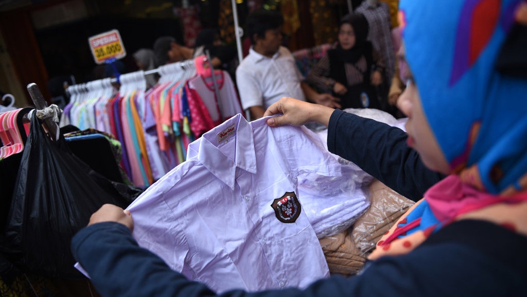 Berburu Seragam Sekolah Jelang Tahun Ajaran Baru Berburu Seragam Sekolah Jelang Tahun Ajaran Baru