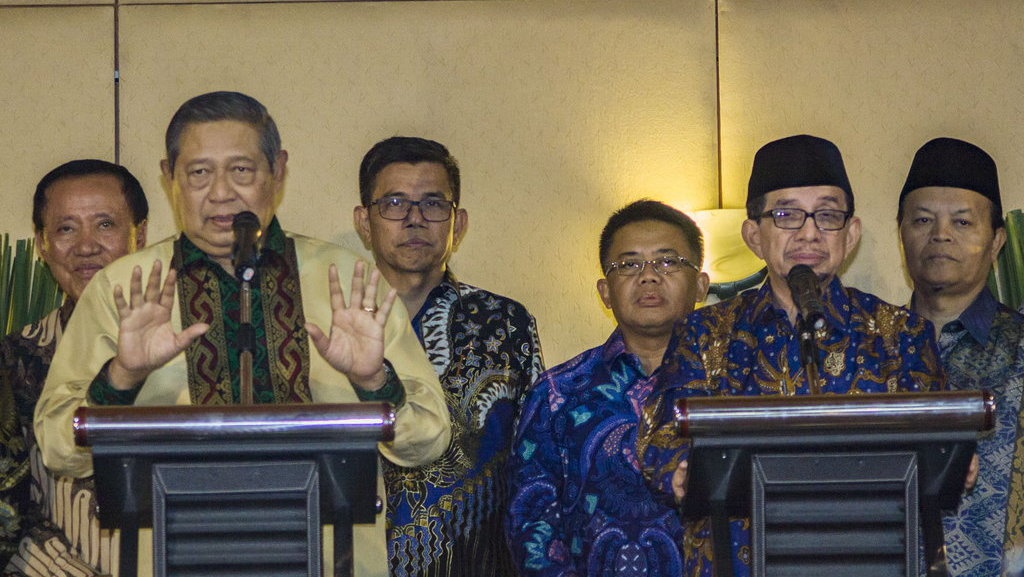 Politik Dua Kaki ala Demokrat: Bikin Bingung Caleg dan Konstituen Politik Dua Kaki ala Demokrat: Bikin Bingung Caleg dan Konstituen