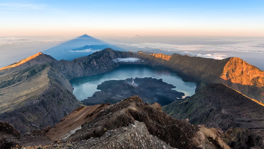 Gempa Lombok dan Erupsi Gunung Samalas di Abad ke-13 Gempa Lombok dan Erupsi Gunung Samalas di Abad ke-13