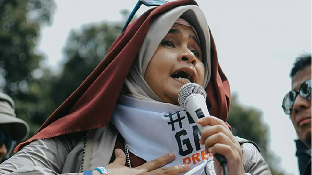 Doa Neno Warisman & Mereka yang Menggugat Tuhan di Pengadilan