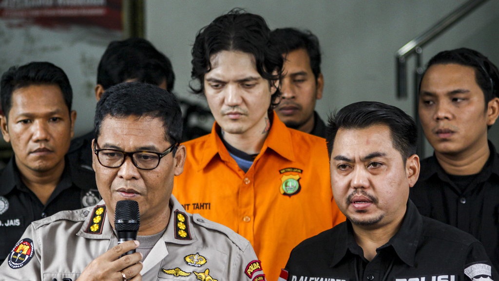 Ozzy Albar Resmi Ditahan dan Terancam 12 Tahun Penjara Ozzy Albar Resmi Ditahan dan Terancam 12 Tahun Penjara