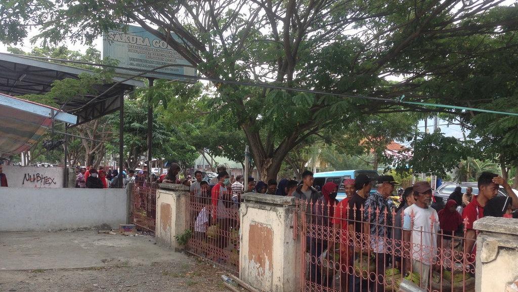 9 Hari Pasca Gempa Palu, Antrean Beli Gas Mengular Hingga 200 Meter 9 Hari Pasca Gempa Palu, Antrean Beli Gas Mengular Hingga 200 Meter