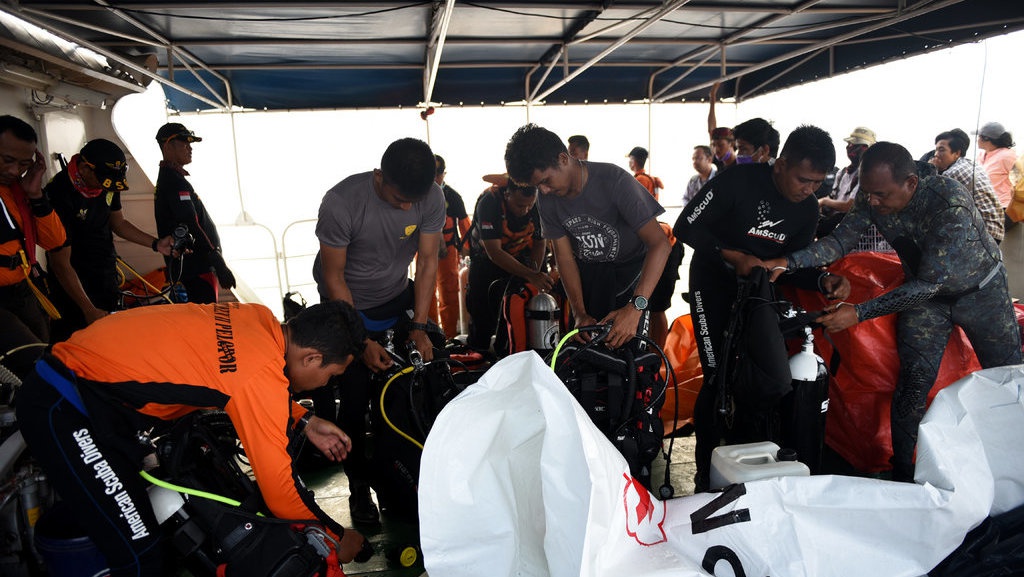 Keluarga Korban Lion Air Minta Pencarian Jenazah Tak Dihentikan Keluarga Korban Lion Air Minta Pencarian Jenazah Tak Dihentikan