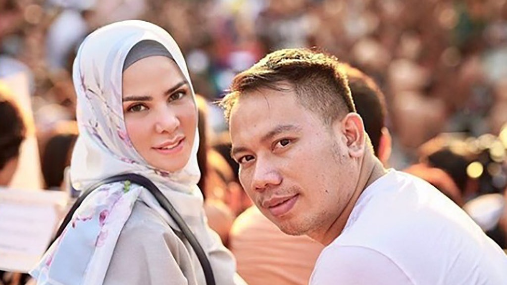 Heboh Angel Lelga & Vicky Prasetyo: Gosip, Gosip, Fulus!