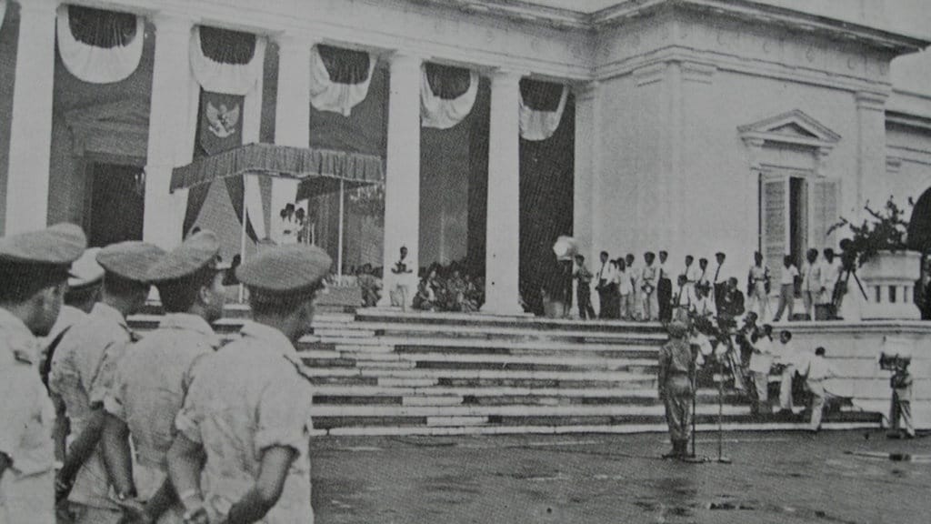Isi Dekrit Presiden 5 Juli 1959: Sejarah, Alasan, Tujuan, & Dampak Isi Dekrit Presiden 5 Juli 1959: Sejarah, Alasan, Tujuan, & Dampak