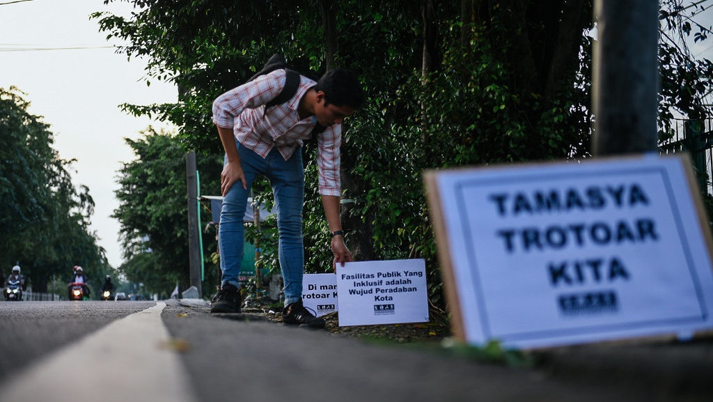 Tamasya Trotoar Sempit di Sekitar Stasiun Klender Tamasya Trotoar Sempit di Sekitar Stasiun Klender