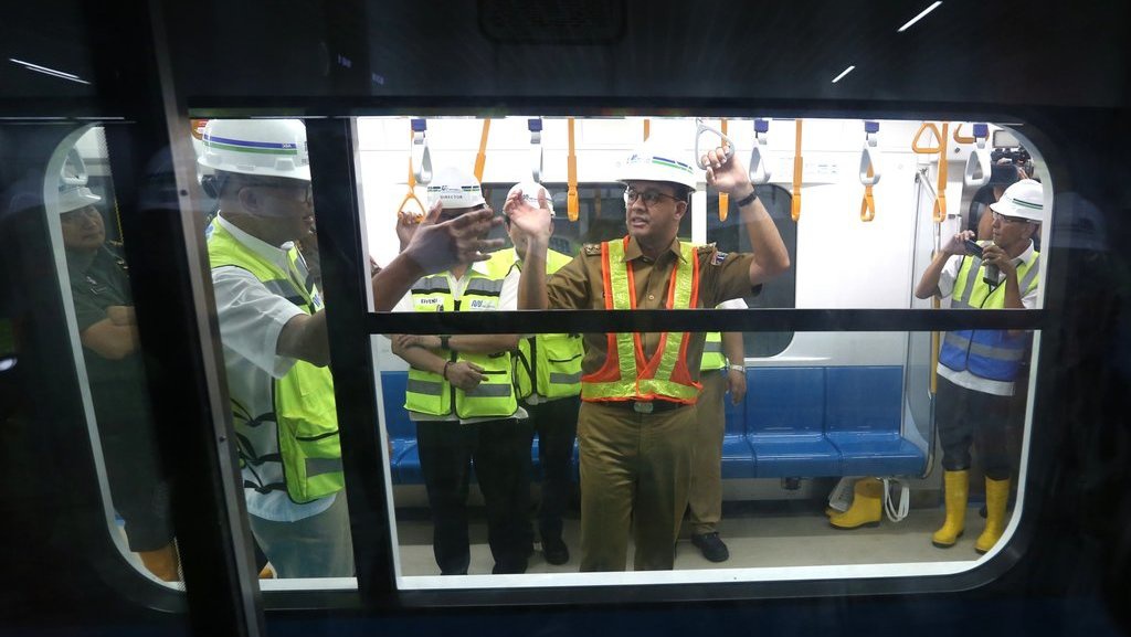 Anies Baswedan Meninjau Kesiapan MRT Jakarta Anies Baswedan Meninjau Kesiapan MRT Jakarta