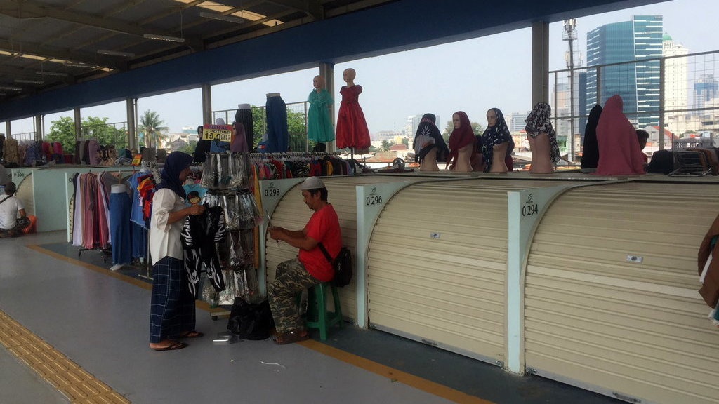 Cerita PKL yang Merasa Lebih Nyaman Jualan di Skybridge Tanah Abang Cerita PKL yang Merasa Lebih Nyaman Jualan di Skybridge Tanah Abang