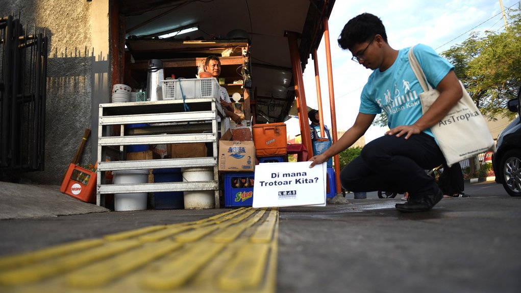 Aksi Tamasya Trotoar Penuh PKL di Kawasan Rawamangun Aksi Tamasya Trotoar Penuh PKL di Kawasan Rawamangun