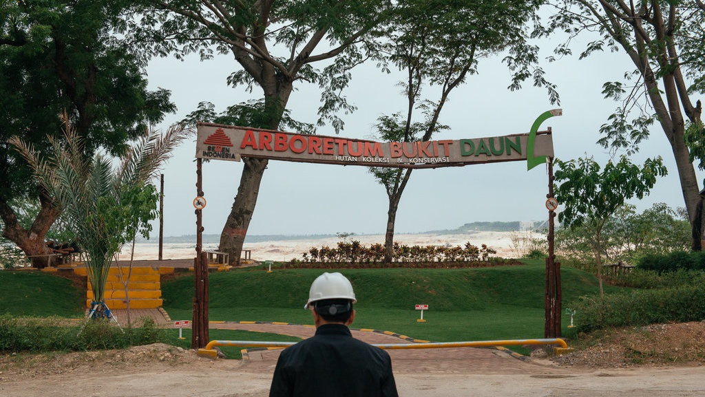 Tuban: Hidup dari Geliat Industri dan Karomah Para Wali Tuban: Hidup dari Geliat Industri dan Karomah Para Wali