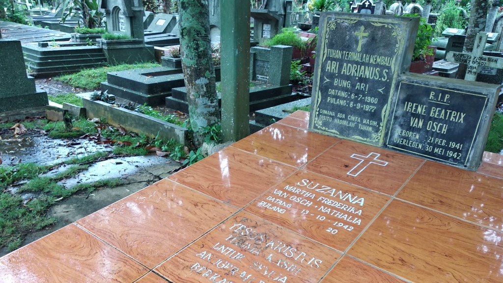 Makam Suzanna di TPU Giriloyo Kota Magelang Tidak Ikut Dirusak Makam Suzanna di TPU Giriloyo Kota Magelang Tidak Ikut Dirusak