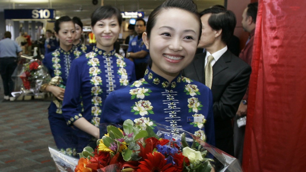 Seragam Pramugari yang Unik: dari Kebaya hingga Bikini VietJet Air Seragam Pramugari yang Unik: dari Kebaya hingga Bikini VietJet Air