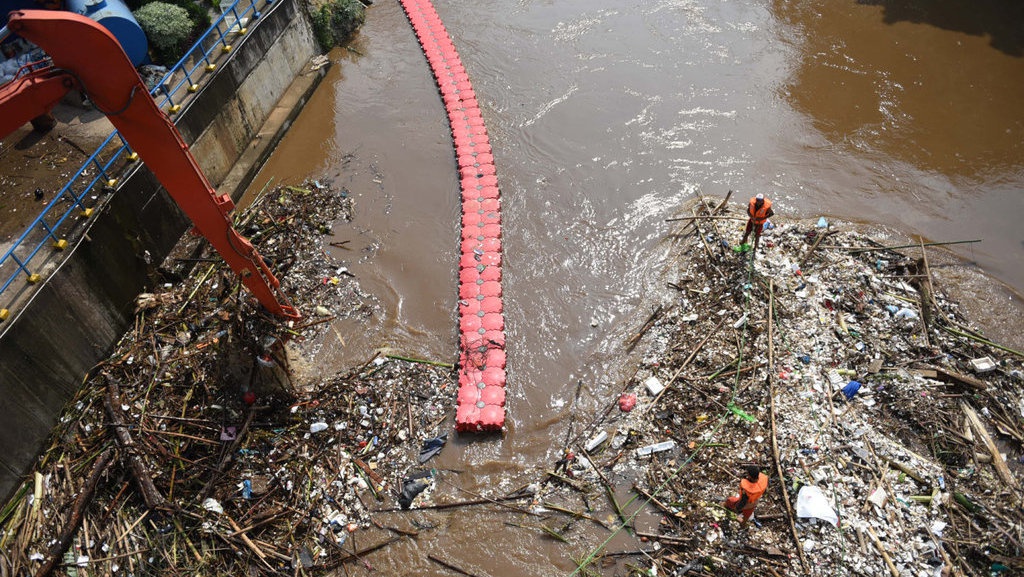 Sampah Menumpuk di Pintu Air Manggarai Sampah Menumpuk di Pintu Air Manggarai