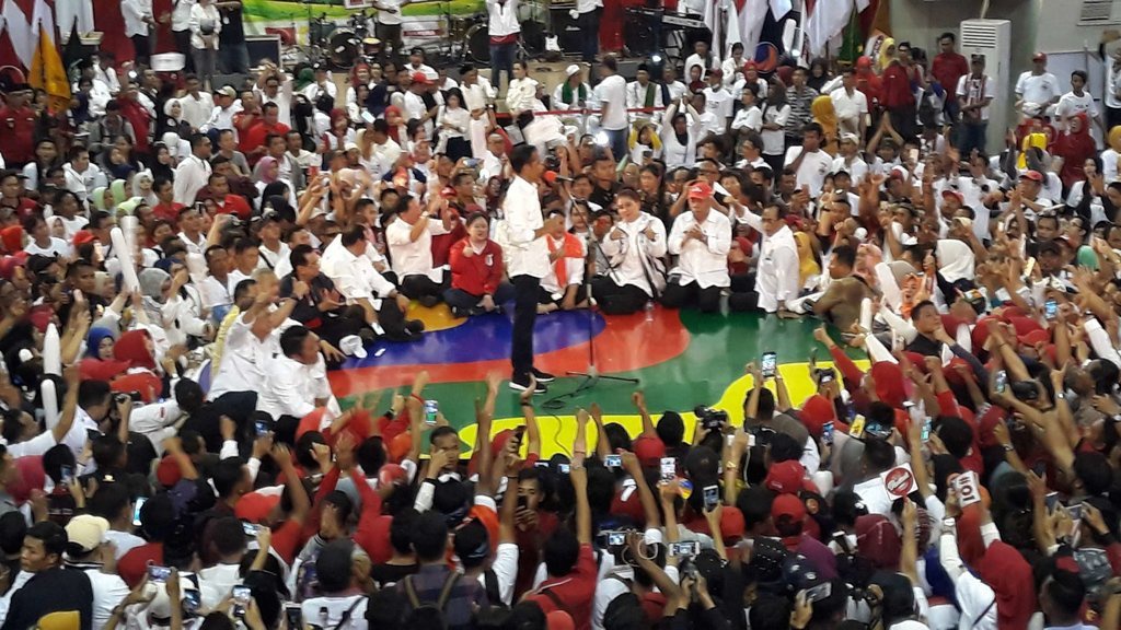Jokowi Sindir Prabowo Soal Meremehkan TNI di Depan Pendukungnya Jokowi Sindir Prabowo Soal Meremehkan TNI di Depan Pendukungnya