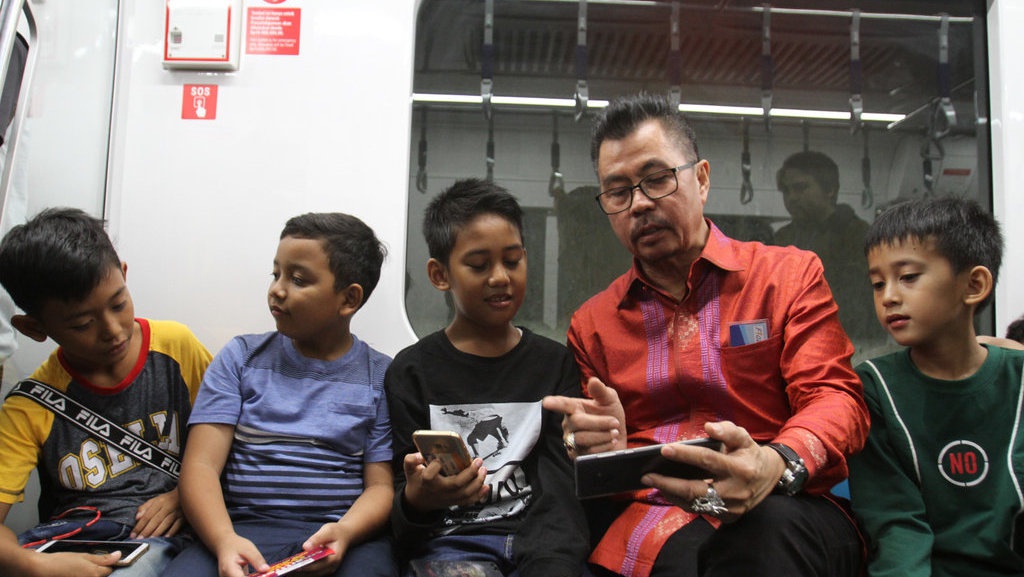Uji Coba Jaringan Seluler di MRT Uji Coba Jaringan Seluler di MRT