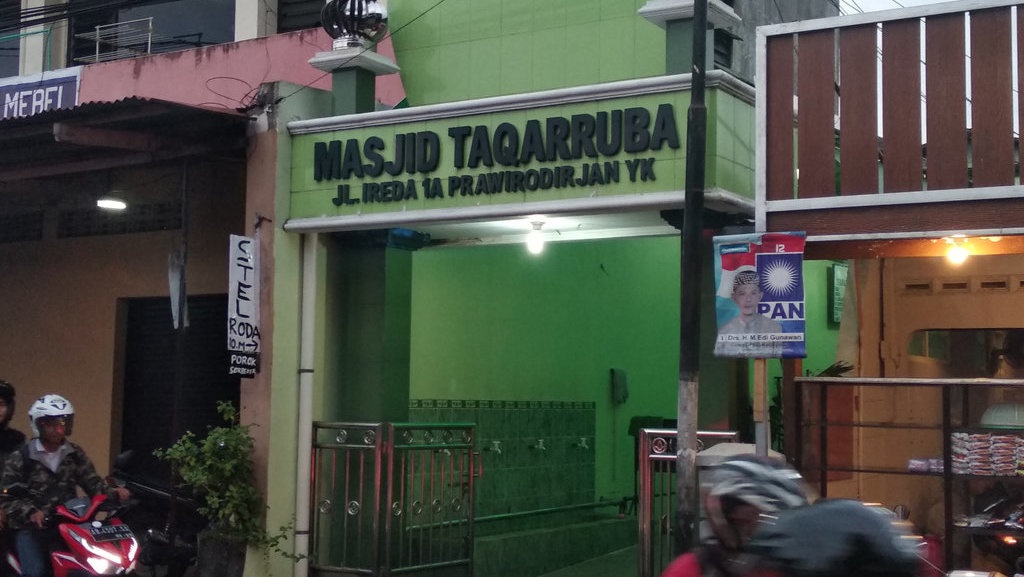 Densus 88 Tangkap Dua Pria & Geledah Rumah di Yogyakarta Densus 88 Tangkap Dua Pria & Geledah Rumah di Yogyakarta