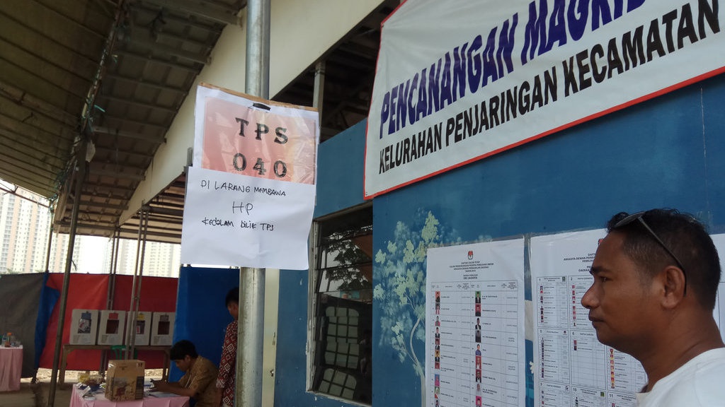 TPS Kampung Akuarium: Penitipan Ponsel Cegah Money Politic TPS Kampung Akuarium: Penitipan Ponsel Cegah Money Politic